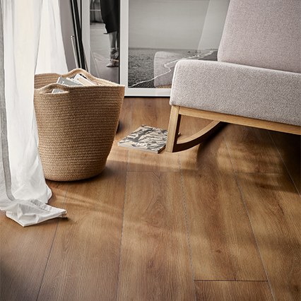 Panele winylowe z twardym rdzeniem i podkładem IXPE VOX Rigio Oak Priar aranżacja