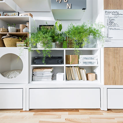 Szafka RTV z podestem 106x53 z szufladą Young Users aranżacja