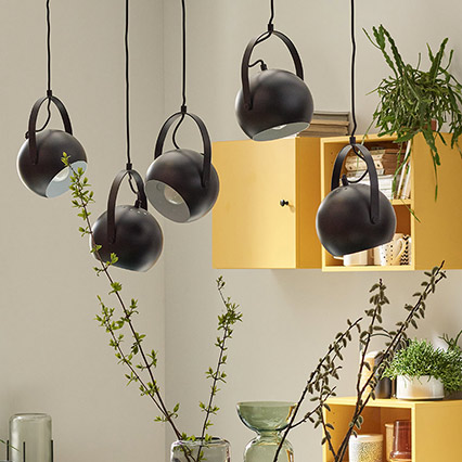 Lampa wisząca z uchwytem Ball Frandsen aranżacja
